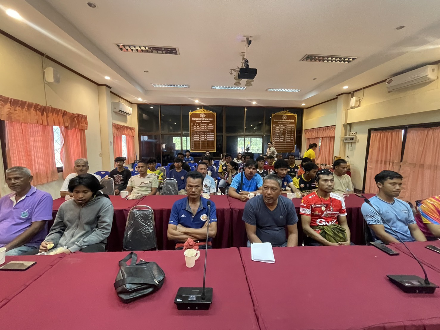 นายกสุโข  แก้วบัวทอง มอบหมายให้ท่านรองชัยยุทธ ไชยงวงศ์ เป็นประธานการประชุมชี้แจง โครงการส่งตัวนักกีฬาเข้าร่วมแข่งขันเรือยาวในงานชักพระประเพณีชักพระทอดผ้าป่า และแข่งเรือยาวฯ ประจำปี  2568   วันที่  6 ตุลาคม  2568   เวลา 09.00 น.  ณ ห้องประชุมองค์การบริหารส่วนตำบลท่าฉาง
