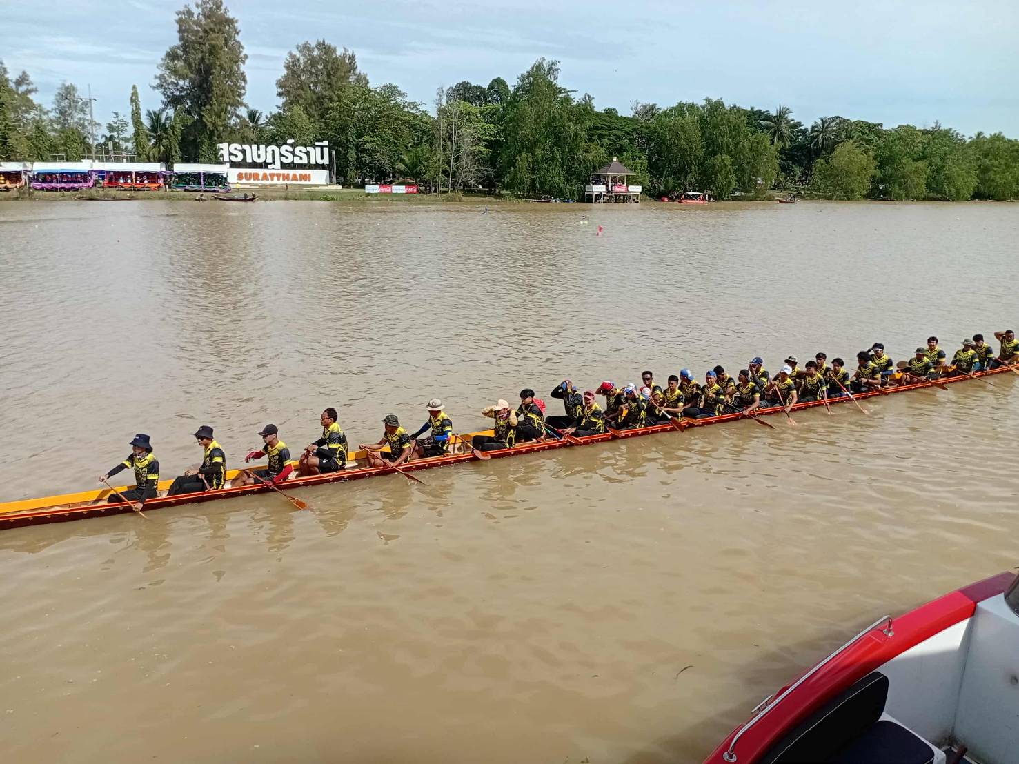 วันนี้ อบต.ท่าฉาง  ส่งทีมเรือพาย เข้าร่วมแข่งขันเรือยาวในชื่อทีม "แม่ยายเจ้า" ประเภท 30 -32 ฝีพาย  ในงานประเพณีชักพระ-ทอดผ้าป่าและแข่งเรือยาว  จ.สุราษฎร์ธานี ประจำปี 2568  วันนี้เริ่มการแข่งขันเป็นวันเเรก โดยมีท่านนายกสุโข  แก้วบัวทอง คณะผู้ควบคุมทีม และผู้บริหาร พนักงานจาก อบต.ท่าฉาง  ร่วมให้กำลังใจนักกีฬาพายเรือ ณ   บริเวณริมแม่น้ำตาปี ถนนหน้าเมือง อำเภอเมือง จ.สุราษฏร์ธานี