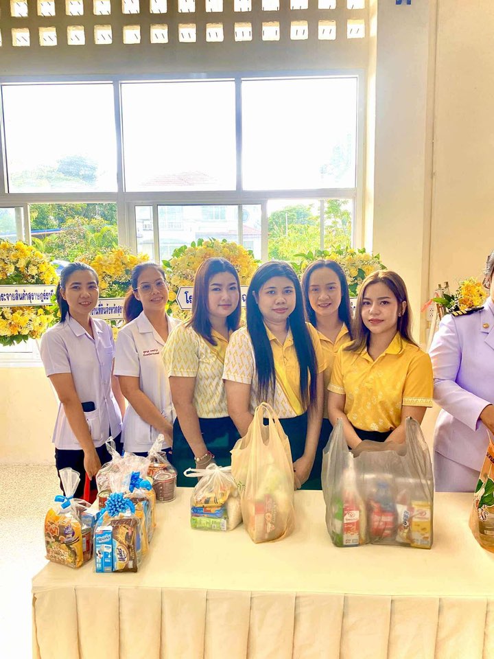 คณะผู้บริหาร สมาชิกสภา พนักงาน อบต.ท่าฉาง และคณะคุณครูศูนย์พัฒนาเด็กเล็กบ้านท่าฉาง เข้าร่วมพิธีทำบุญตักบาตร เพื่อร่วมน้อมรำลึกในพระมหากรุณาธิคุณ พระบาทสมเด็จพระบรมชนกาธิเบศร มหาภูมิพลอดุยเดช บรมนาถบพิตร เนื่องในวันนวมินทรมหาราช วันที่ 13 ตุลาคม 2568 เมื่อเวลา 7.00 น. 
ณ ที่ว่าการอำเภอท่าฉาง