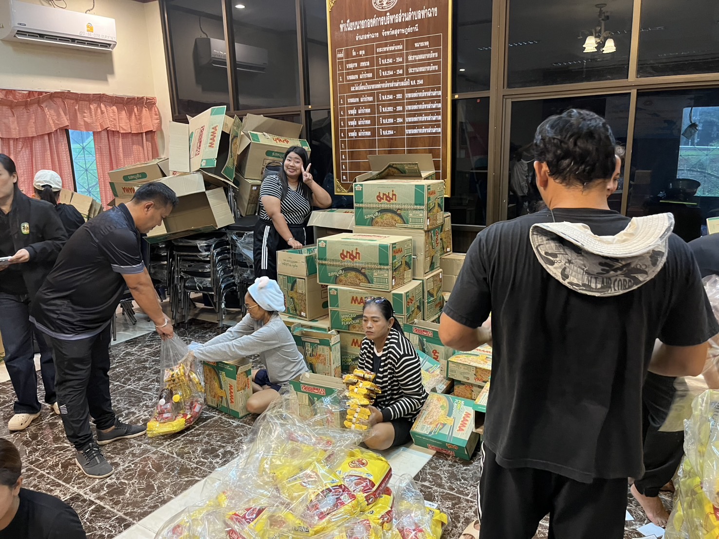 องค์การบริหารส่วนตำบลท่าฉาง นำโดยท่านนายกสุโข แก้วบัวทอง นายกองค์การบริหารส่วนตำบลท่าฉาง พร้อมด้วยคณะผู้บริหาร สมาชิกสภา กำนันตำบล่าฉาง ผู้ใหญ่บ้านในเขตตำบลท่าฉาง  พนักงาน คณะคุณครู ศพด.บ้านท่าฉาง ร่วมกันแพ็คสิ่งของบรรจุเป็นถุงยังชีพ เพื่อนำไปช่วยเหลือผู้ประสบอุทกภัยในพื้นที่หมู่ที่ 3 บ้านคชาธาร และหมู่ที่ 1 บ้านท่าฉาง  โดยเร่งด่วน  ณ ห้องประชุมองค์บริหารส่วนตำบลท่าฉาง 21/11/2568 #ด้วยรักและห่วงใยองค์การบริหารส่วนตำบลท่าฉาง